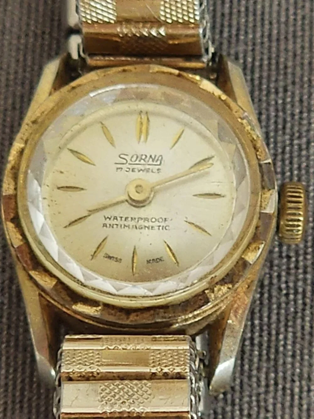 Sorna 17 Jewel Gold and Silver Plate Antimagnetic Waterproof Flex SS Back Watch